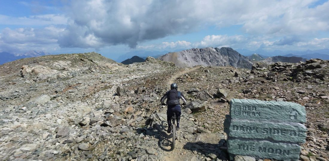 Mountainbiker auf dem Trail The Dark Side of the Moon am Parpaner Rothorn – Bike Kingdom Lenzerheide